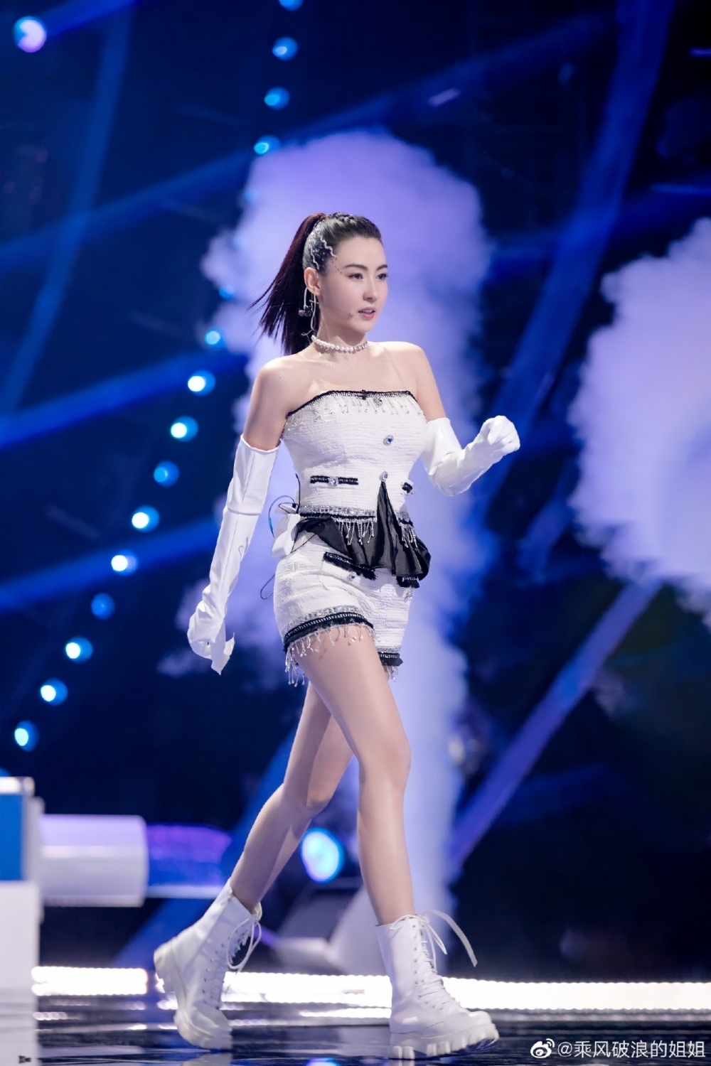 到組隊表演後,張柏芝企正做中心但唱跳都唔突出,更被指無盡力表演