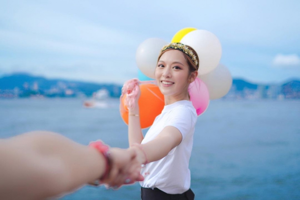 馮盈盈表示試過行山行到最攰、最熱、最口渴時問同行一位男生借水飲下