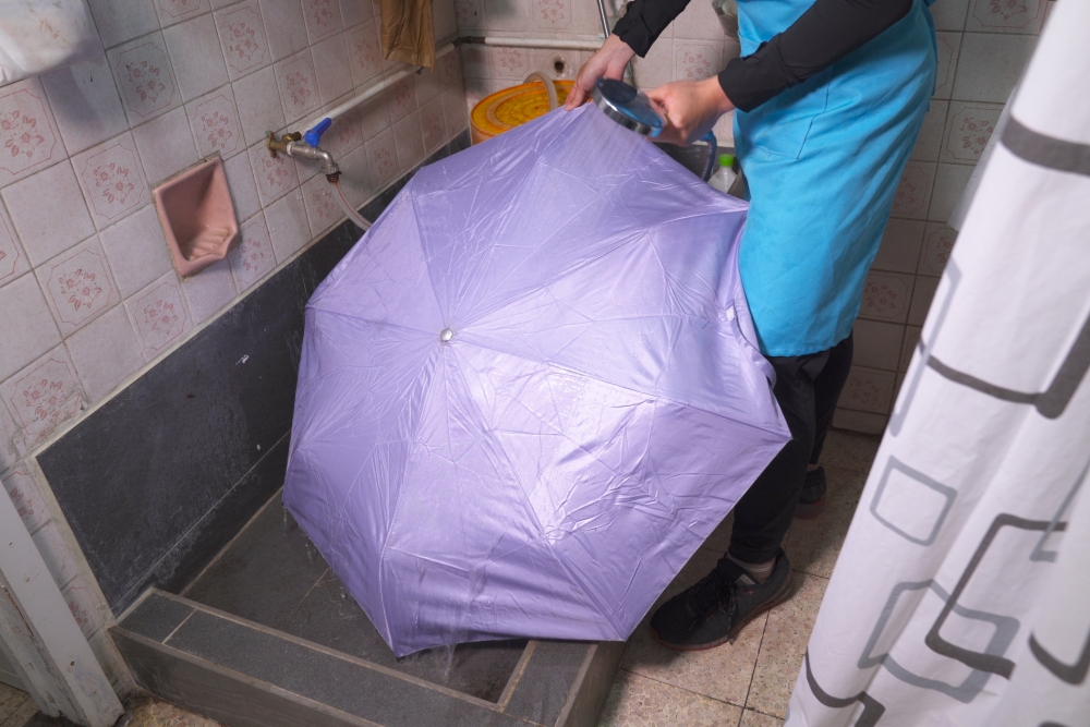 回家後可以用清水沖走雨傘到表面污垢,再自然風乾。