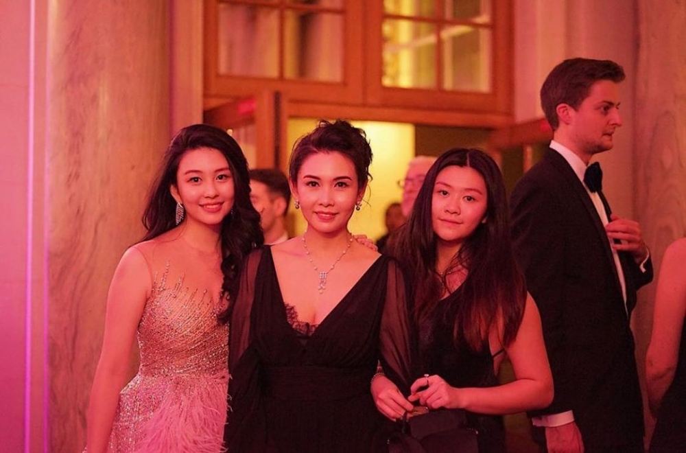 沈月之前就曾公開過一張母女三人合照