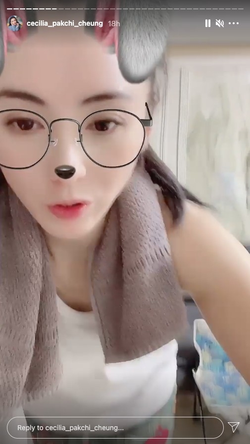 著上白背心嘅張柏芝更將鏡頭移向肚子