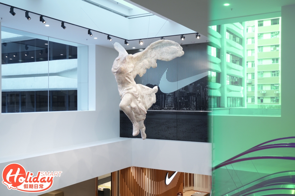 甫進店內就會看到以舊鞋回收、利用環保物料製成的勝利女神像。