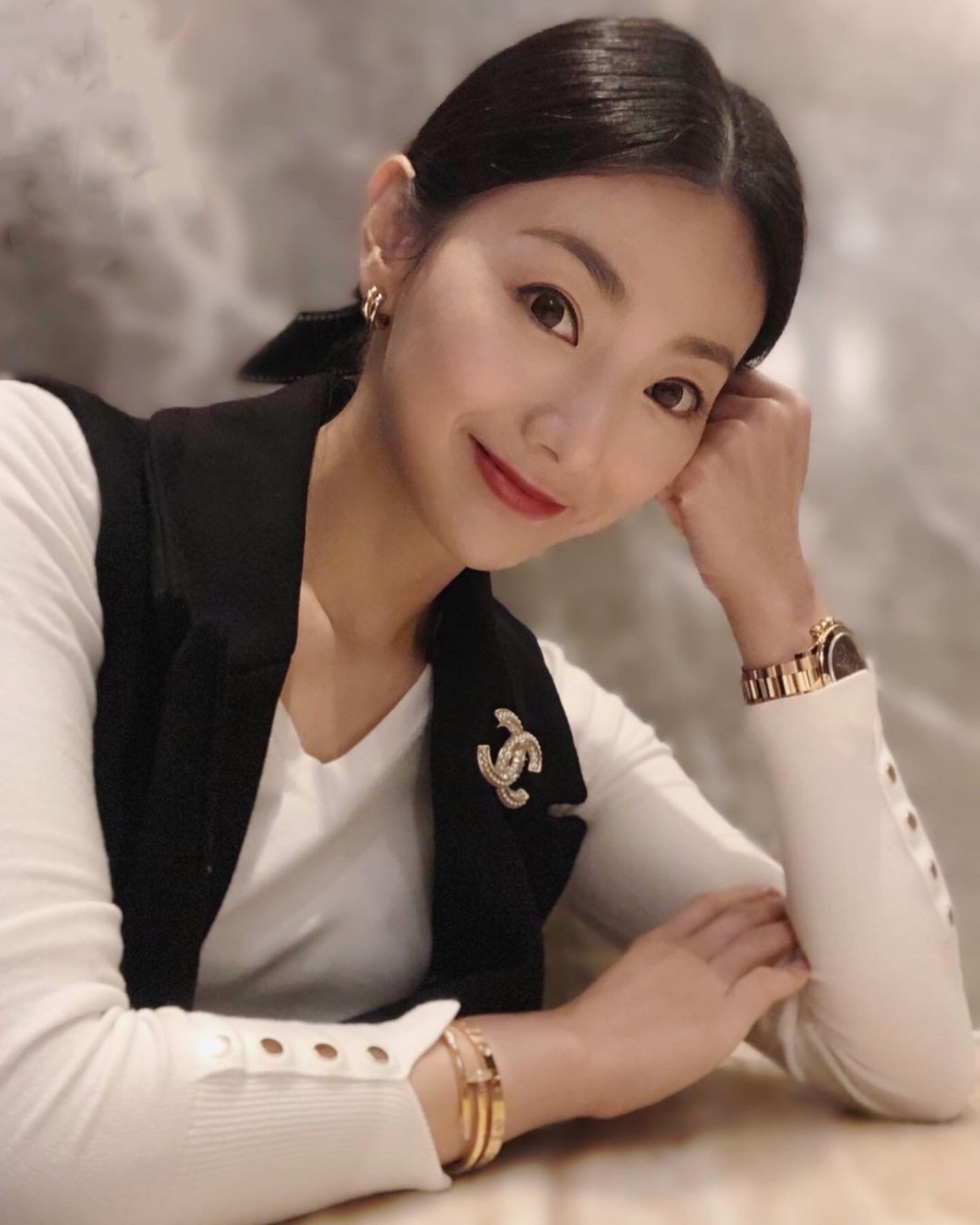 Hermès 手袋加上超過 30 萬嘅名牌手錶同手鈪,完全就好似闊太咁呀!