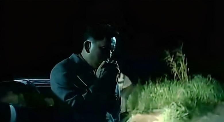 智叔在《無間道II》中把出生入死的兄弟殺掉埋屍後，拿起口琴吹奏《友誼萬歲》的一幕，可以說是為電影畫龍點睛，成為電影的經典畫面。