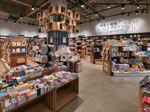 園區內嘅「達文西商店」售賣各種書籍及動漫周邊商品,粉絲們可以瘋狂購物!
