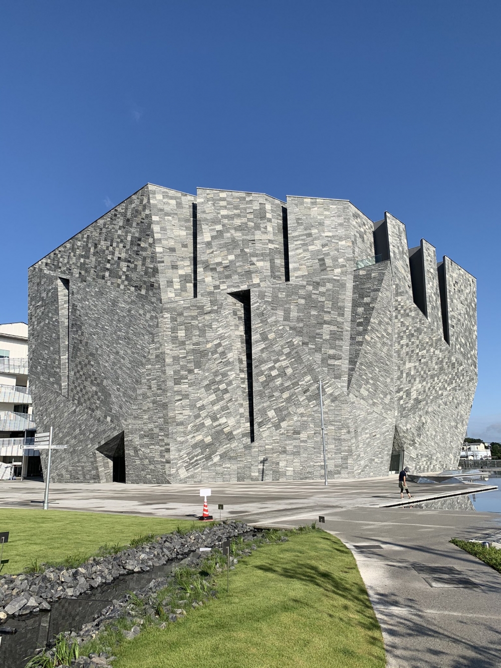 「所澤 Sakura Town」嘅地標就係「角川武蔵野 Museum」,博物館嘅外觀有如一個巨型岩石,設計獨特。