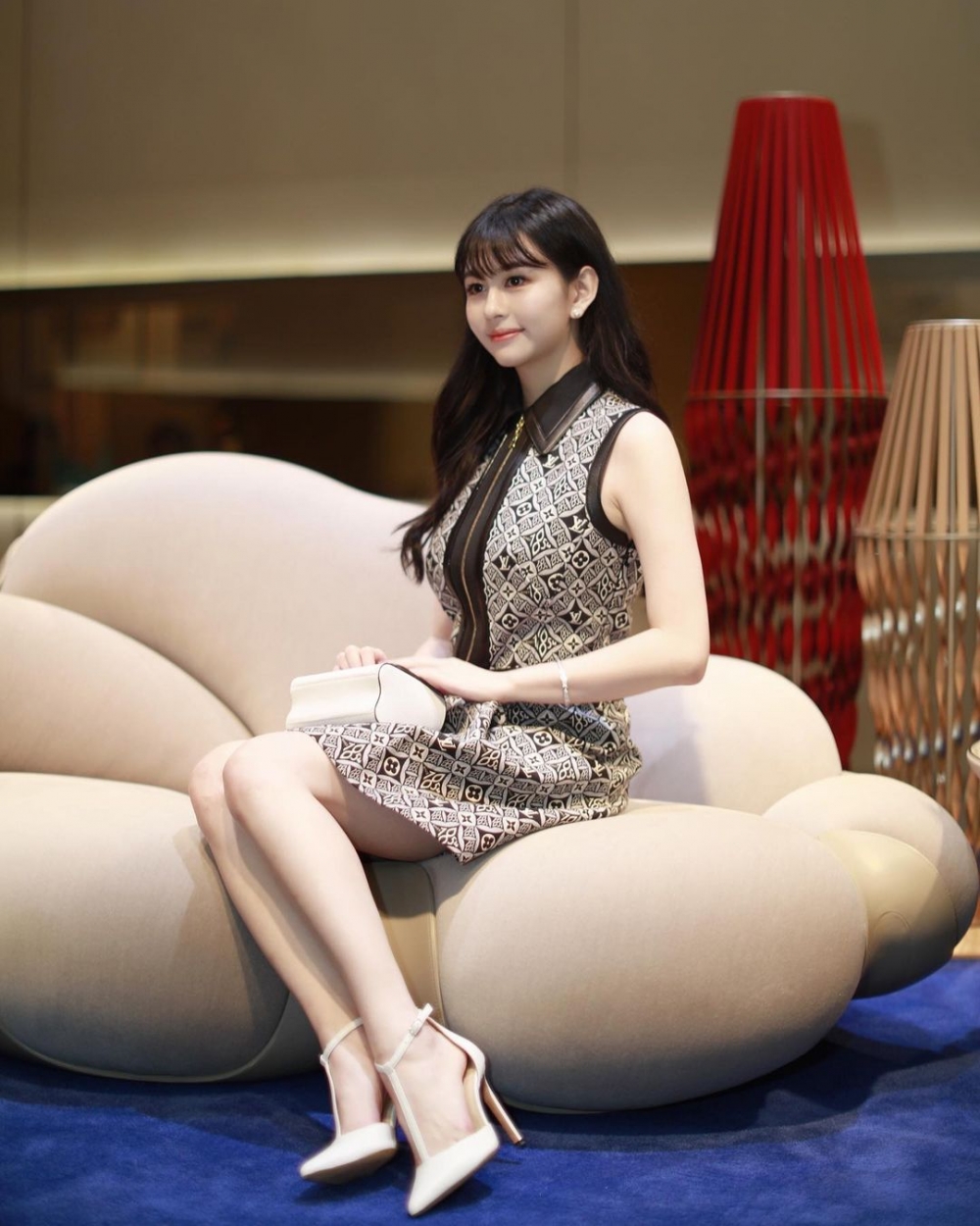 沈月成個造型畀人「豪門大小姐」嘅感覺。