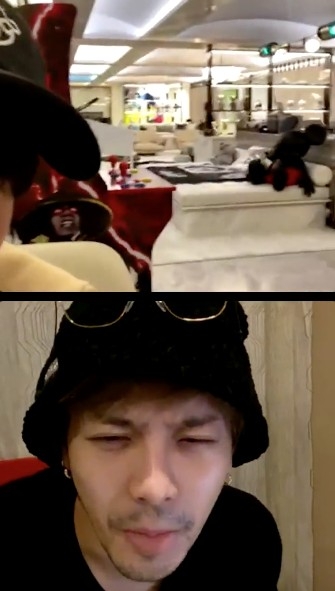 JJ 自爆家中有一個超大客廳,放咗電動遊戲機、大電視,仲有梳化開會區,搞到王嘉爾都忍唔住驚呼