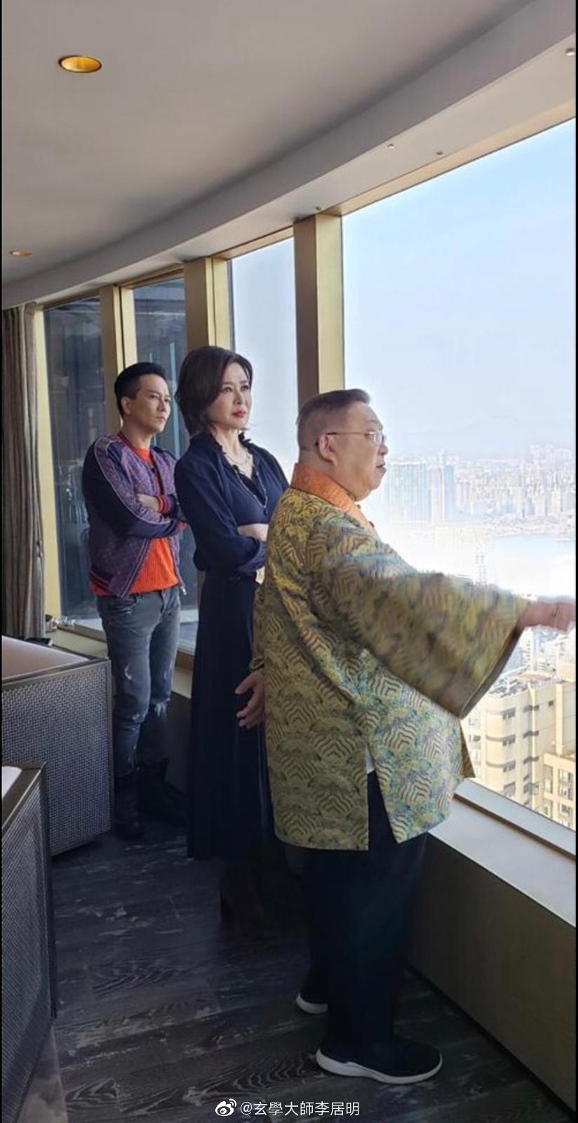 關之琳家中有一列玻璃窗,呈孤形排列