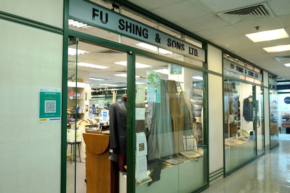 Fu Shing & Sons Co. Ltd (福興父子)裁縫店就是其中一間碩果僅存的店舖,年過70歲的Tony已經在商場開鋪開了廿多年,以前專為外國到港的海軍訂製西裝,可說是美軍御用的裁縫店。