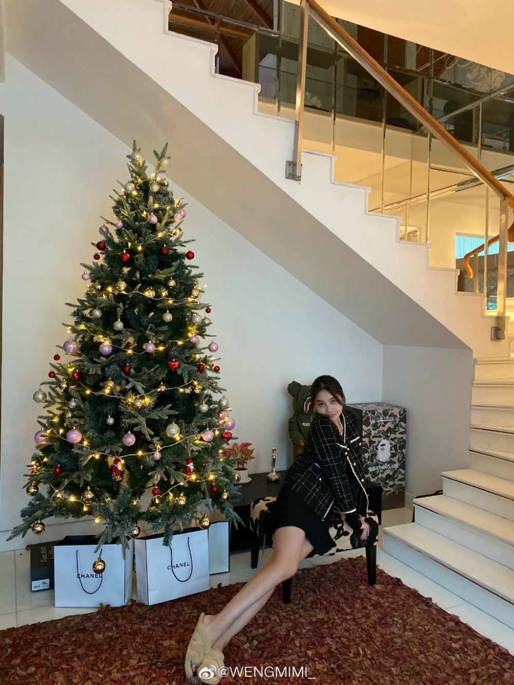 翁曉君名下有幾間公司,於深圳、福建都有房產,家境優渥