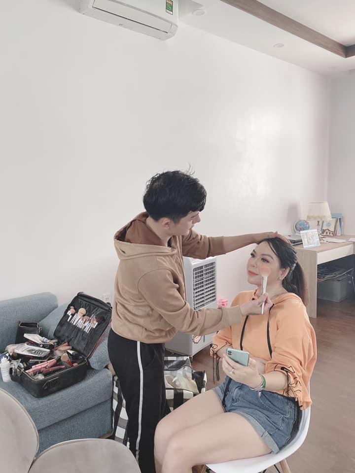 變成靚仔之後佢成功搵到工作，依家任職化妝師