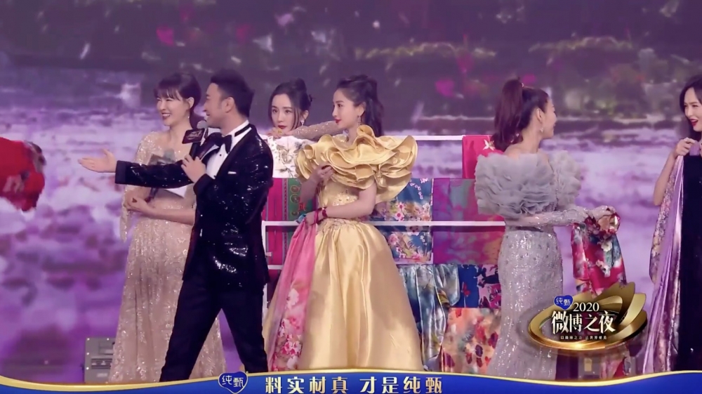 楊冪、Angelababy(楊穎)、倪妮、張雨綺、唐嫣以及佟麗婭昨晚喺一年一度嘅「微博之夜」中齊齊登上熱搜榜