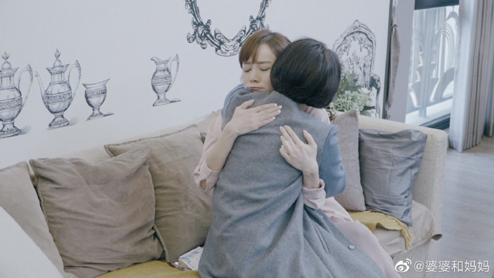 林月雲接著緊抱著侯佩岑,頻頻道歉。