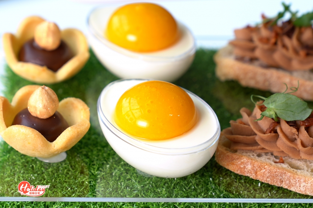 蛋形芒果奶凍，上層是芒果醬，呈現流心效果。