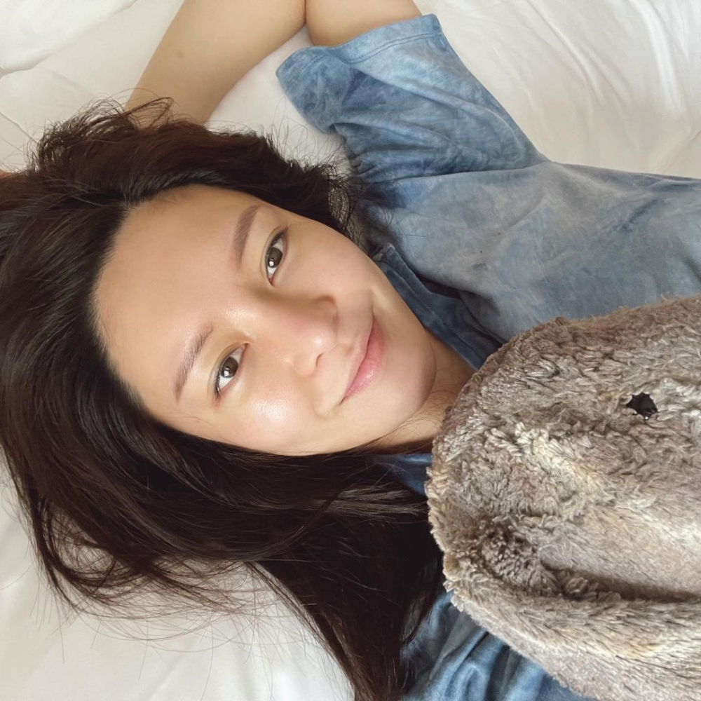 喺酒店隔離中嘅張曦雯一起身即晒自拍照感歎:「可以瞓到自然醒好幸福」