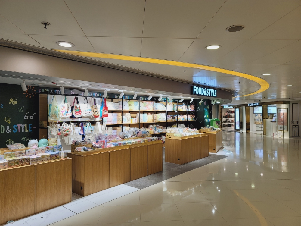 精品區售賣多款動漫公仔和文具