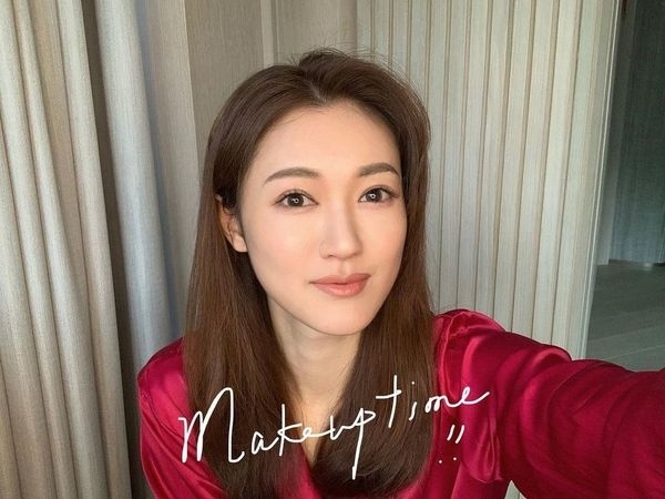 其中一張佢自拍教化妝嘅相中,就網友就驚嘆真係愈來愈靚仲有少少似李嘉欣添
