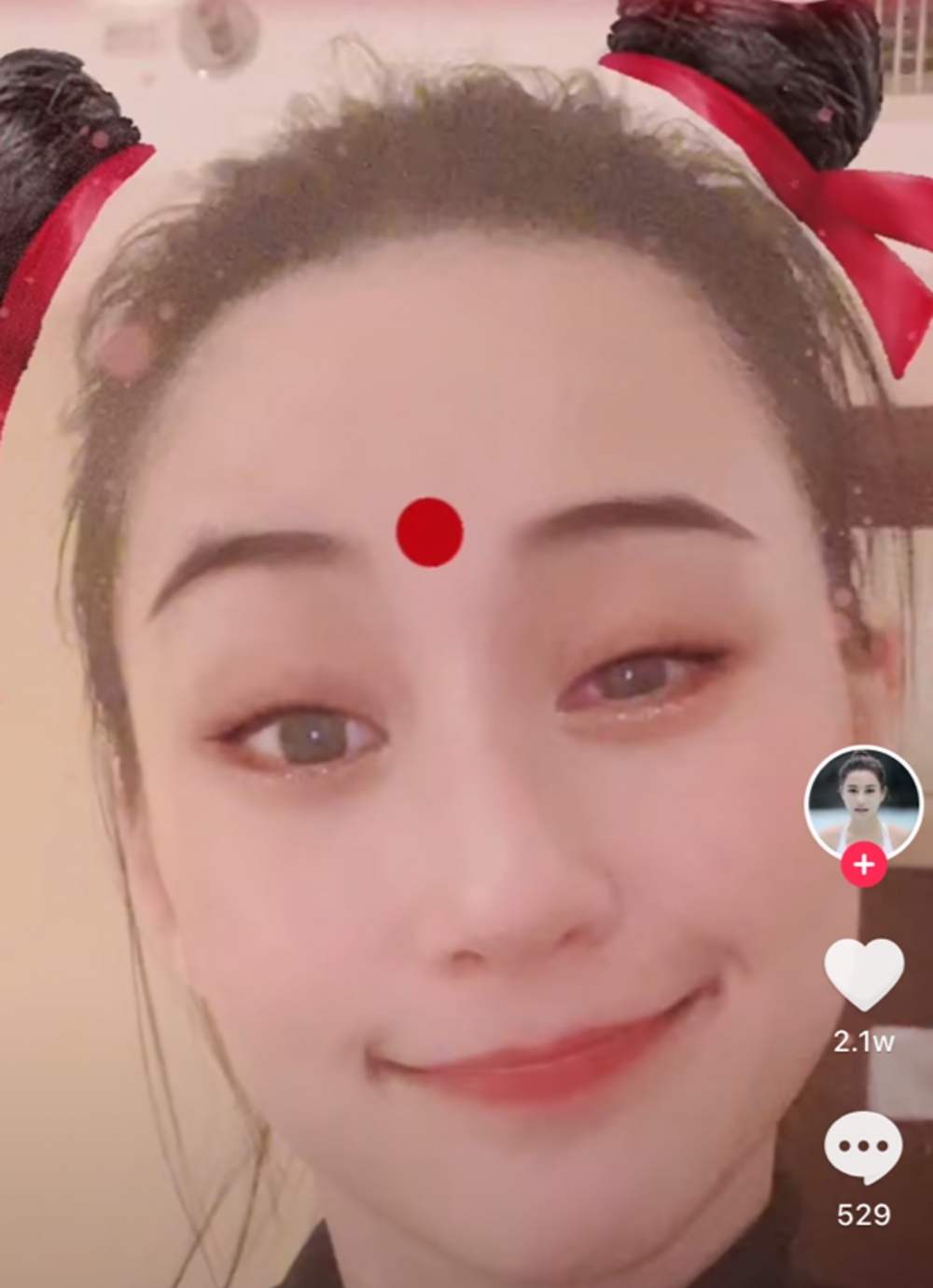 何超蓮用中國娃娃嘅filter擺出各種搞怪表情。