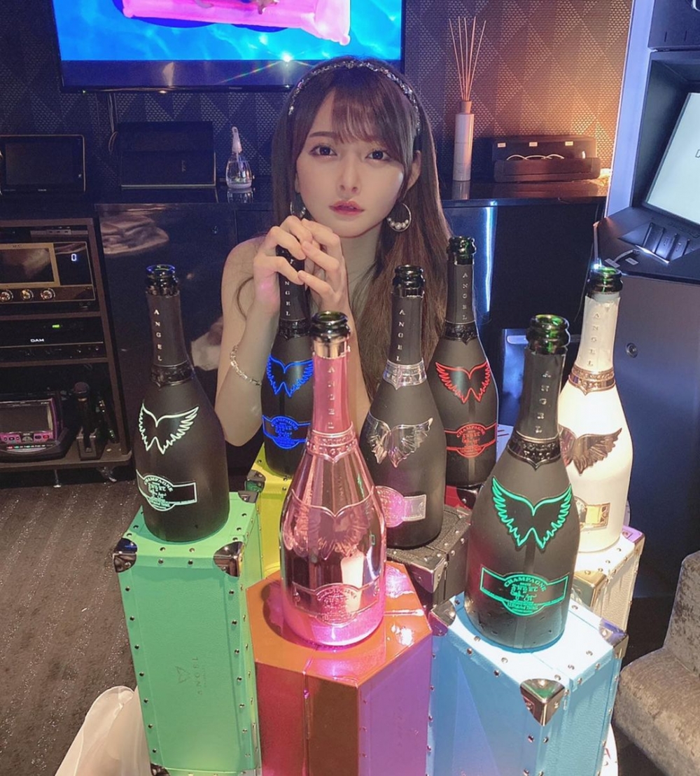 整容之後佢過唔同酒吧做陪酒女，更成為酒吧嘅「王牌」