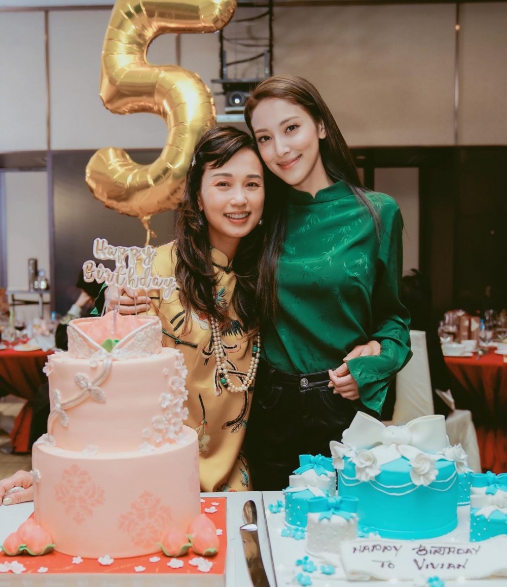 陳凱琳喺IG晒出同表姐Vivian嘅合照,祝賀對方50歲生日