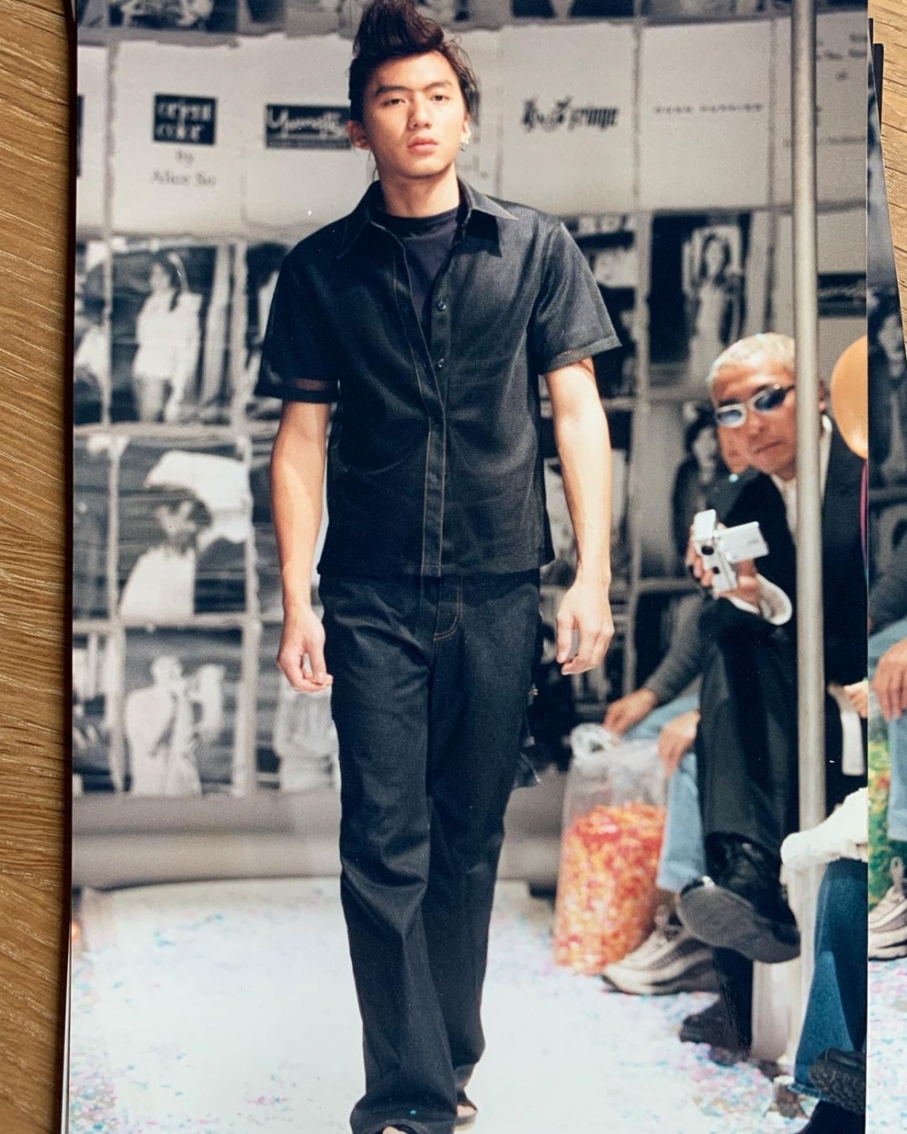 當年15歲嘅他喺雜誌中嘅佢以三七分界髮型示人,加上依個托腮 pose 同其他參賽者相比下明顯 champ 好多!