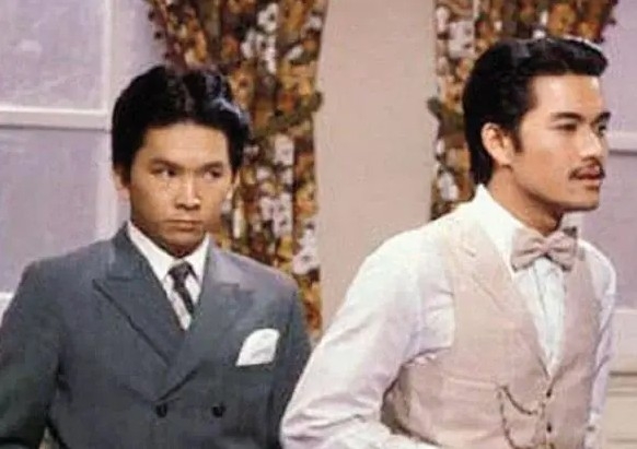 首個角色就是和周潤發合演劇集《上海灘》，飾演「丁力」的助手「陳祥貴」一角。