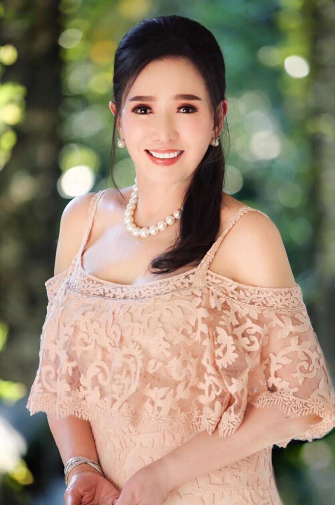 從外貌睇 Apasra Hongsakula 一啲都睇唔出佢已經係七旬婦女