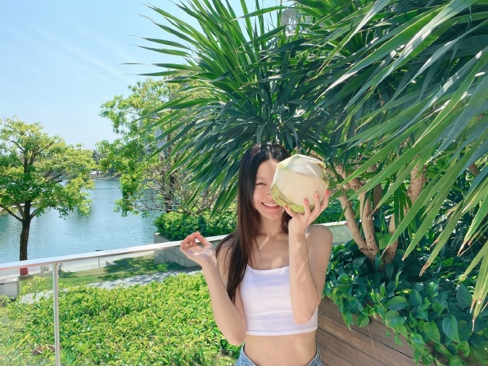 Janice Man未施脂粉,素顏look喺陽光下影得皮膚超好