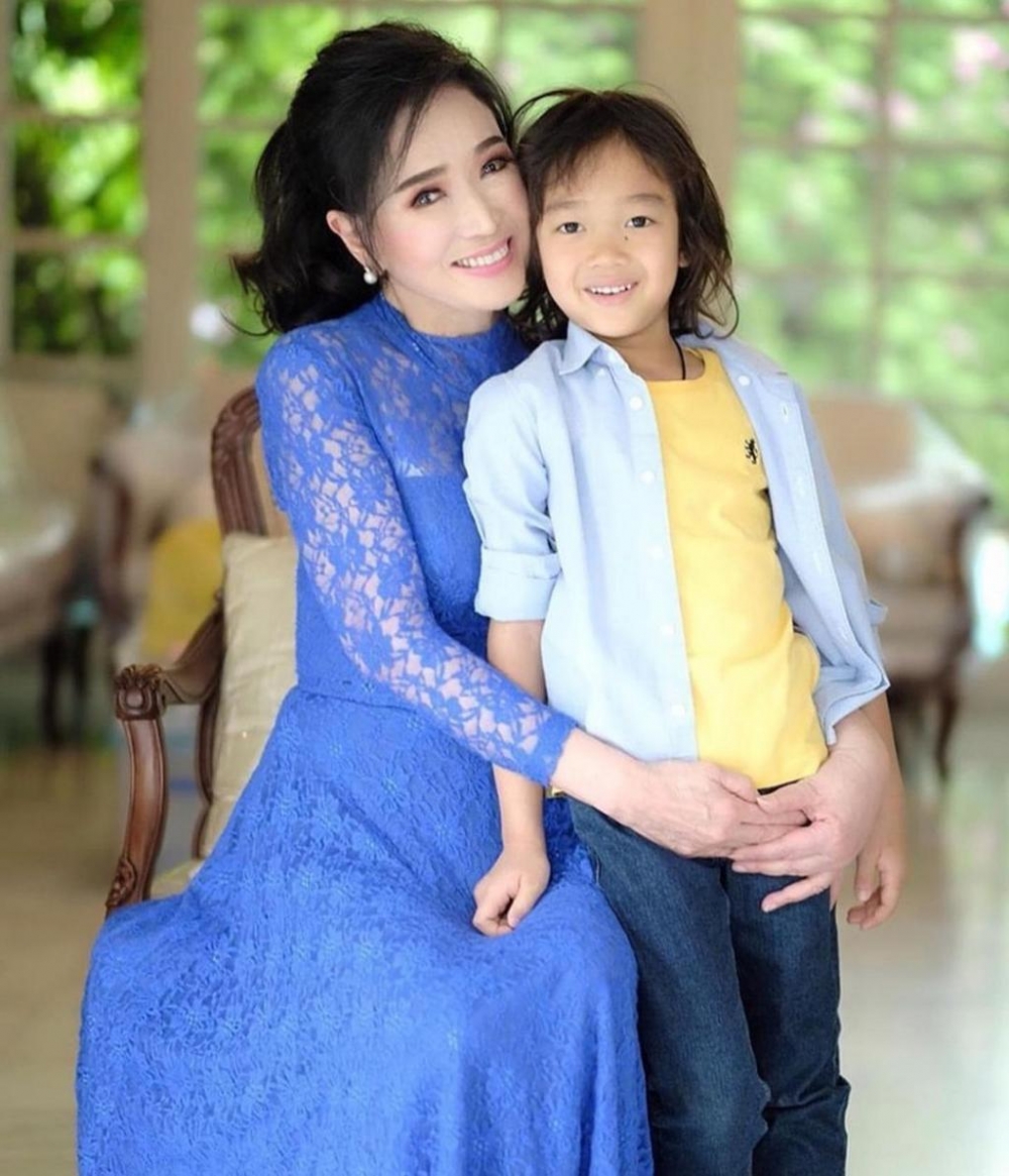 不過其經紀人就出面澄清指 Apasra Hongsakula 只有靠化妝。