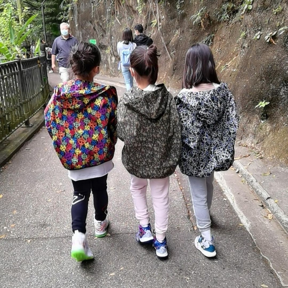 大家係絕對唔會見到佢 3 個寶貝女嘅正面。