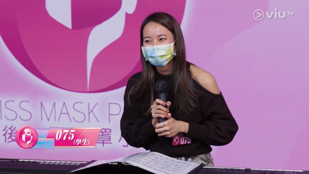 到075佳麗，有演奏級水準表演彈琴但表現唔理想