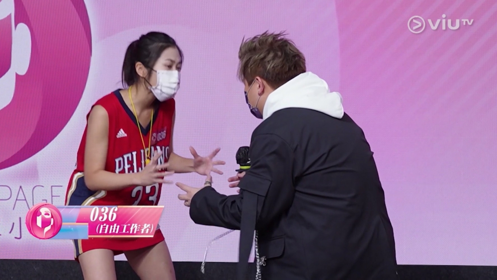 036佳麗表演打「隱形籃球」