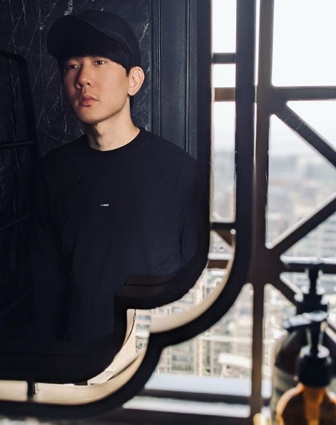 林俊傑(JJ)就喺家居隔離時同好友王嘉爾玩直播,仲公開埋自家超大客廳畀家睇添!