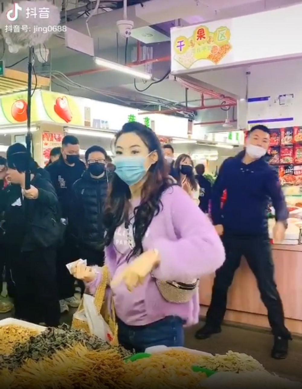 早前佢喺拍攝節目時被拍到現肚腩,當時就有報導指佢「可能懷孕了」。