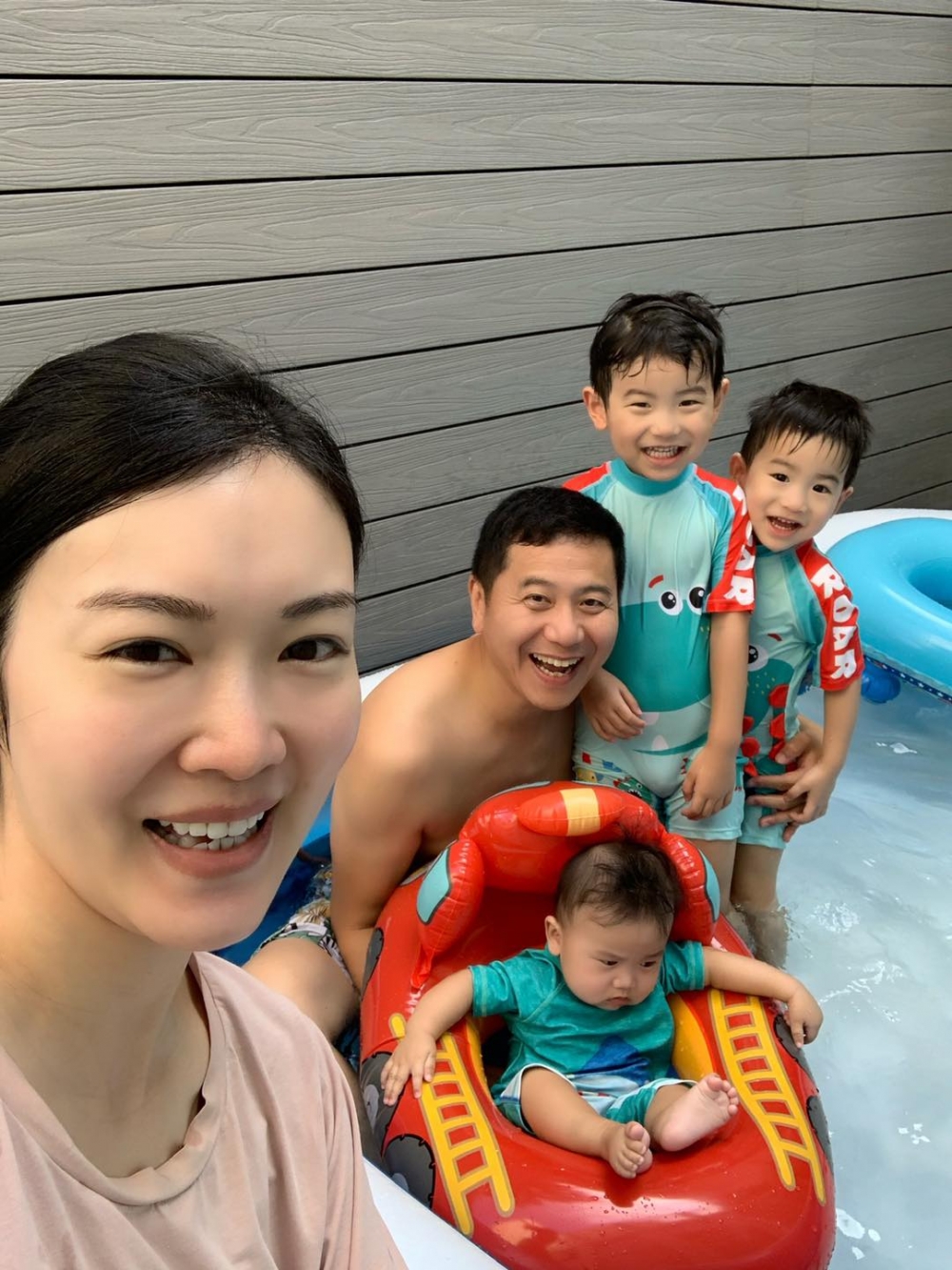 葉翠翠屋企花園可以放到吹氣泳池。