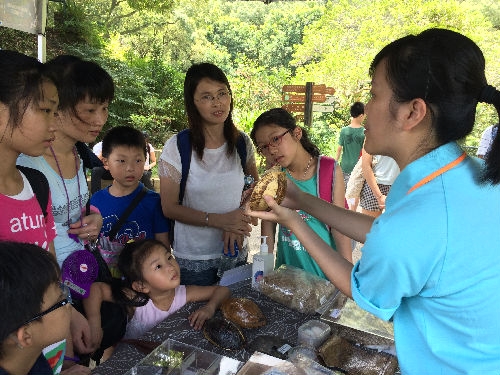 每個動物全接觸的活動環節亦會由資深義工帶領,沿途講解有關動物背景和傳遞保育信息。