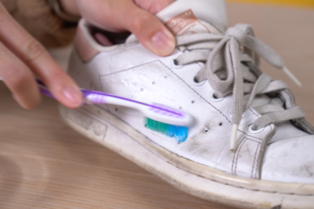 將擠了牙膏的牙刷濕水，就可以在白鞋上輕輕力擦，可以重點擦一擦表面的污漬，最後用濕毛巾抹走泡泡便可。