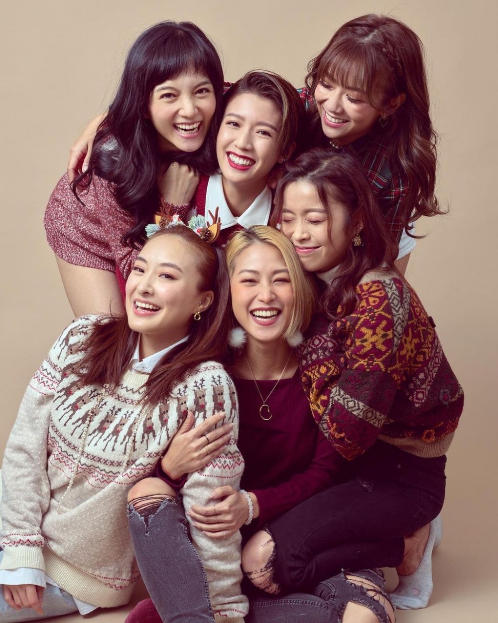 「SÏXTERS」大玩食字風格,以Sisters變成。