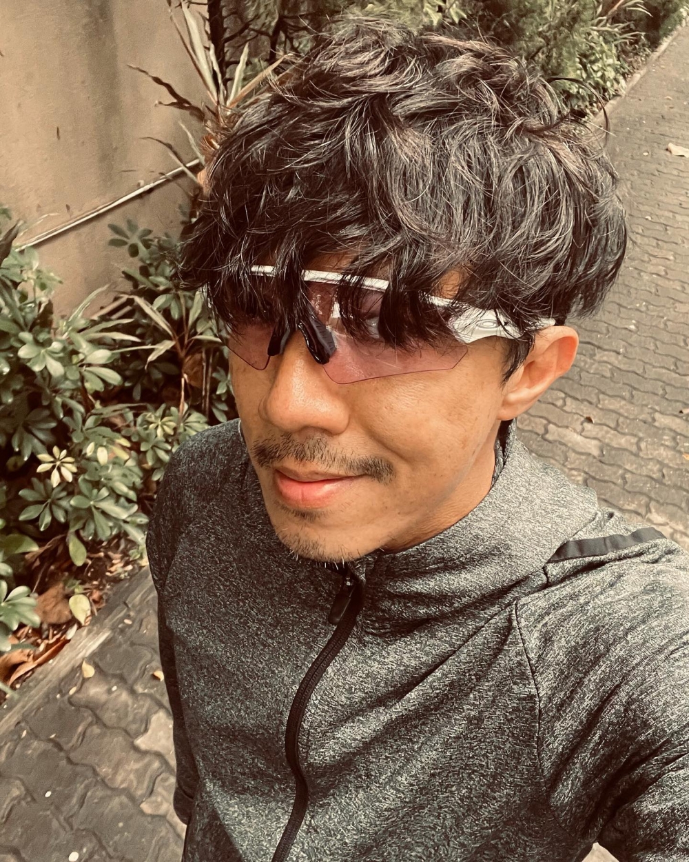 張繼聰表示:「選擇過自己喜歡嘅生活,做一個喜歡嘅自己。喺自己嘅Page 分享吓生活,好閒啫,好多人覺得我係點都好,我都人到中年咯,唔理㗎啦!Peace」