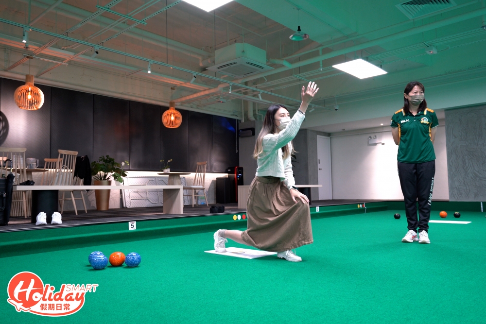 美孚Simply Bowls是全港首個室內草地滾球訓練基地,佔地24,000呎,設有3大主題運動區、娛樂休閒區及餐飲區,一次過可以玩盡草地滾球、法式滾球、健身房、飛鏢機和足球機