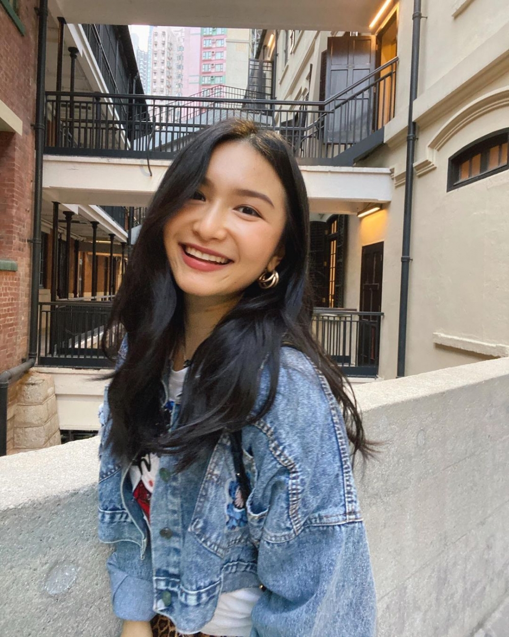 早年關楓馨因其甜美樣子被無綫力邀參選港姐