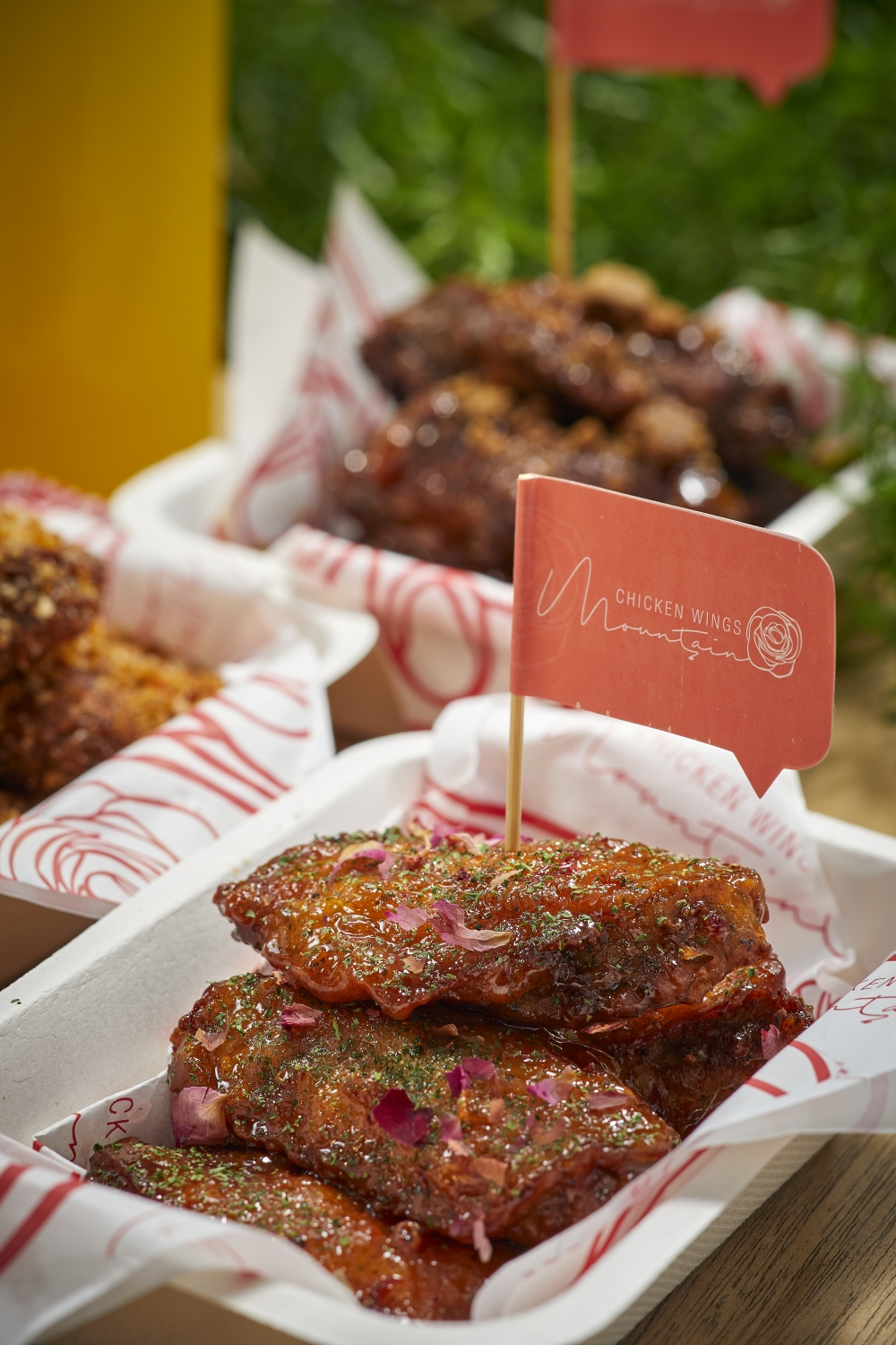 人氣雞翼專門店「雞翼山」都會喺市集擺檔，仲為市集特别研製咗「伯爵茶雞翼」！