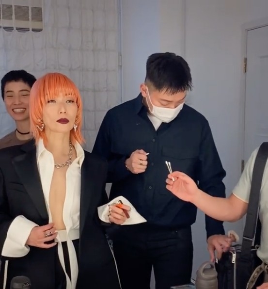Sammi不時用手整理衣領,微微拉開裇衫