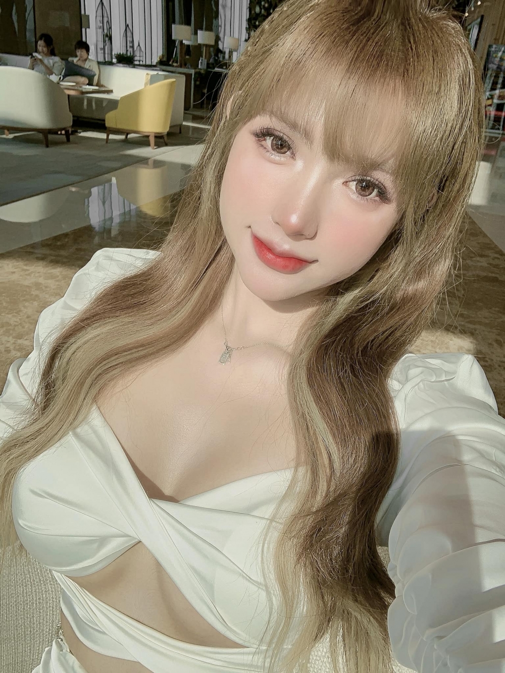 一位外貌甜美嘅女生喺網上爆紅