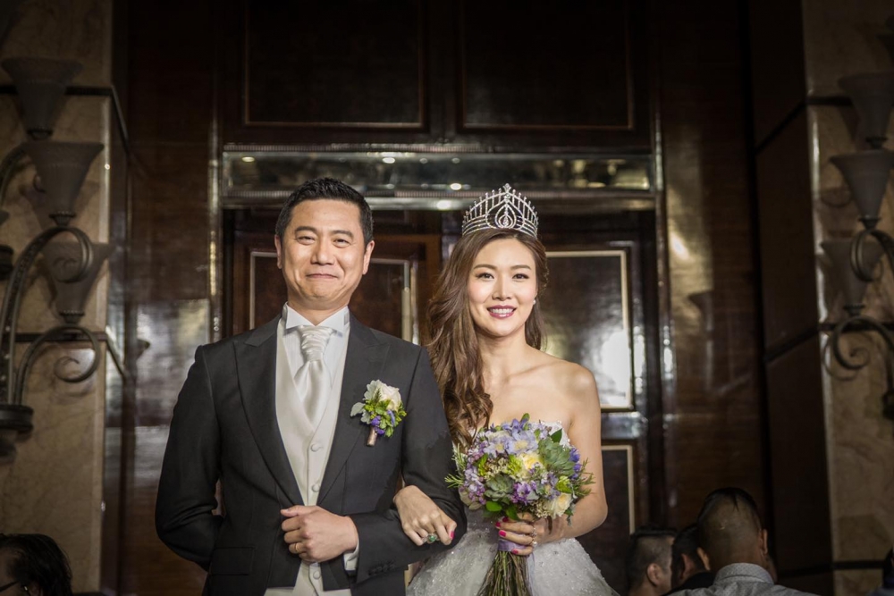 2015年佢與拍拖僅半年嘅建築師男友周曉東(Raymond)閃婚