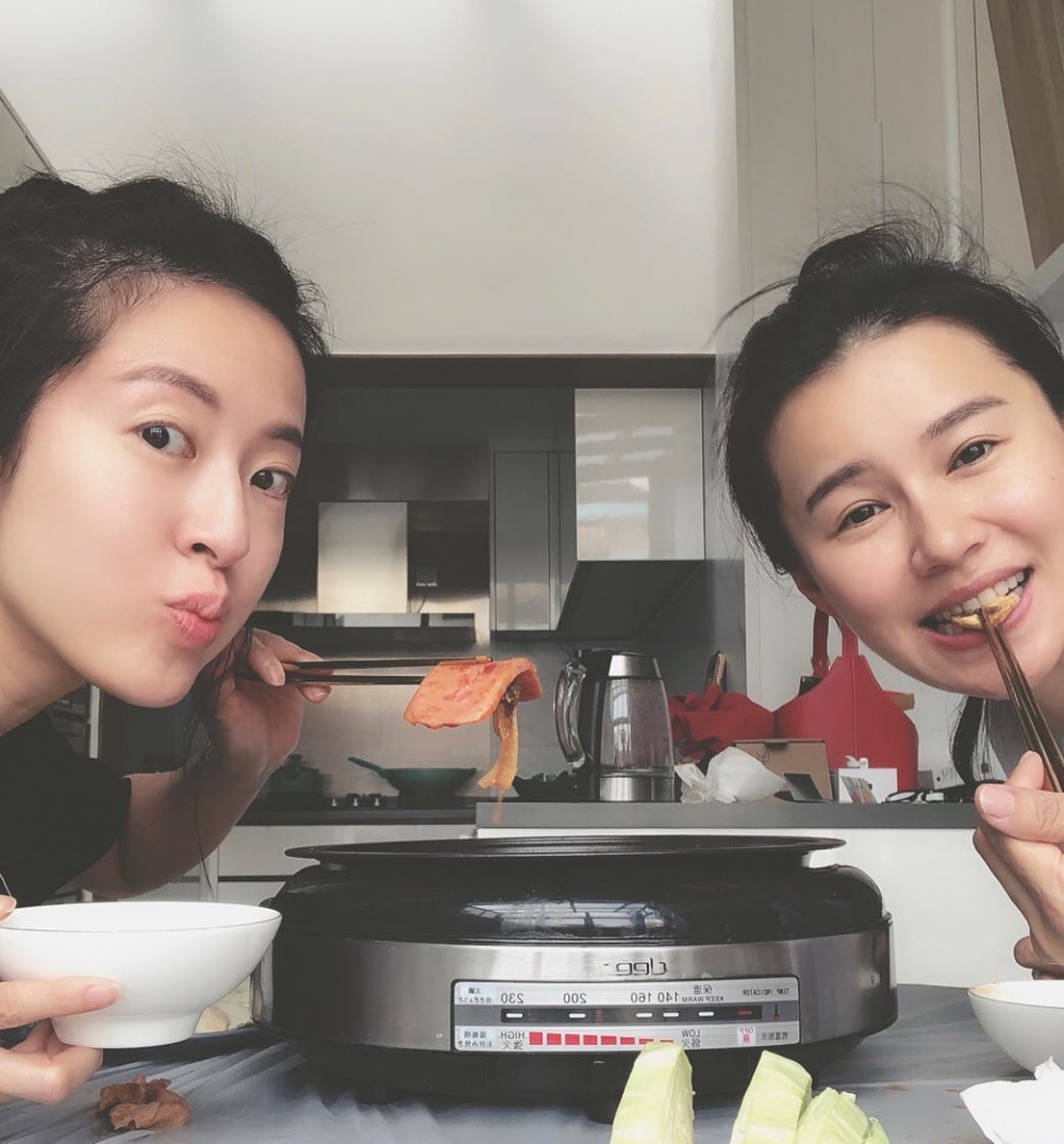 唐詩詠與好友黃翠如煮飯仔都係素顏,連頭髮好隨意咁紮起
