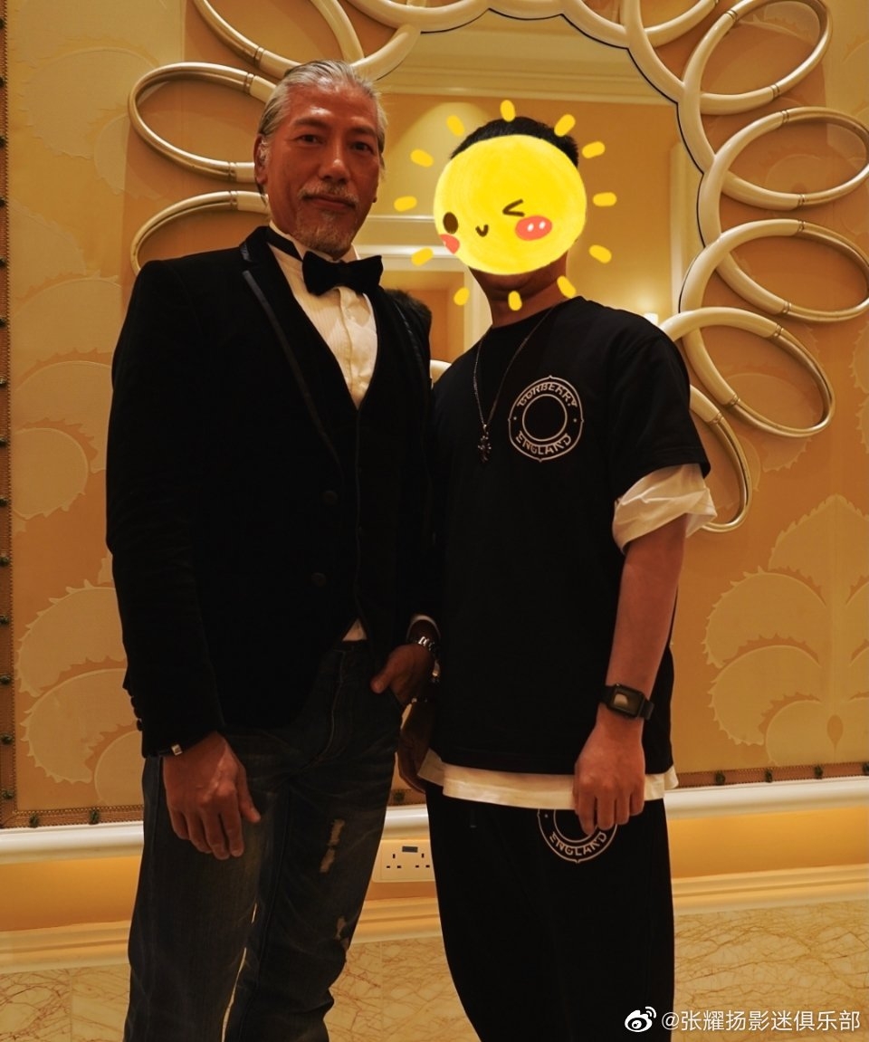 一頭銀髮嘅佢比當年拍《古惑仔》扮「烏鴉」嗰陣更 man 更型。
