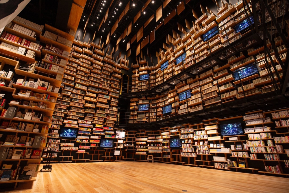 博物館內嘅「書架劇場」有高達8米嘅書架,恍如置身魔幻世界。
