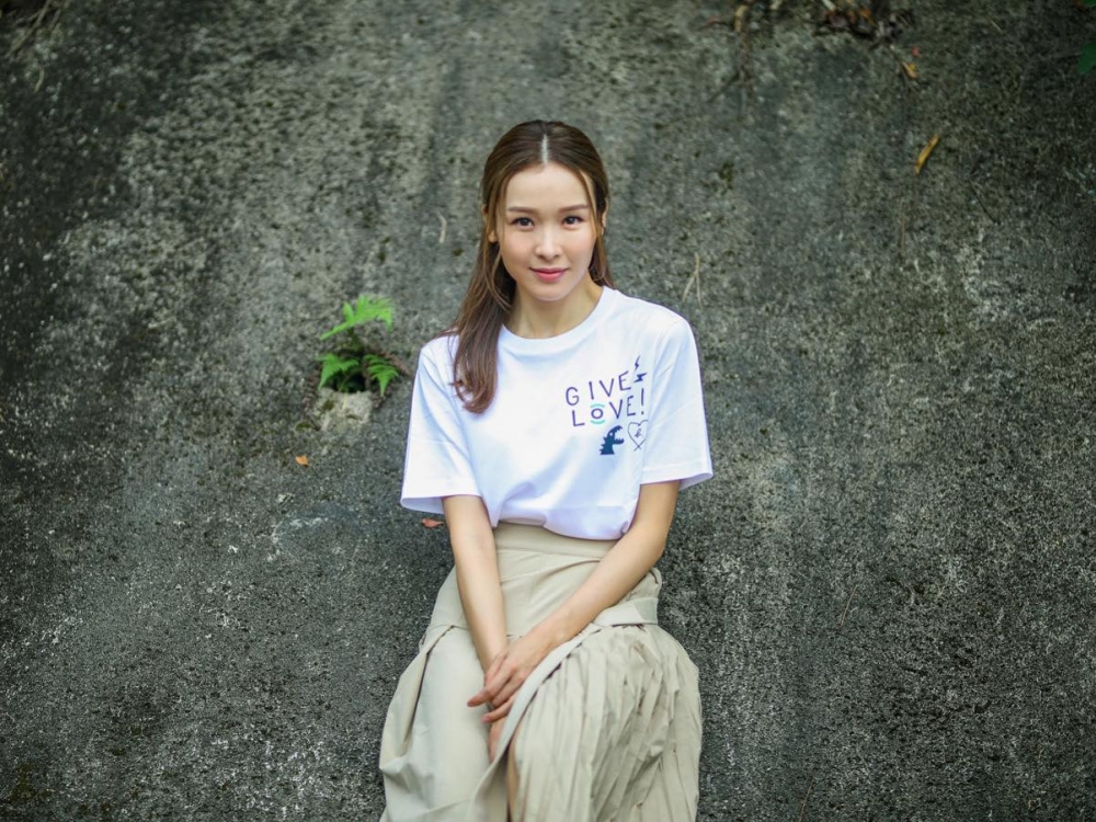今次就同大家整理咗 10 位女藝人嘅學生相,睇吓佢哋係「由細靚到大」定「女大十八變」喇!